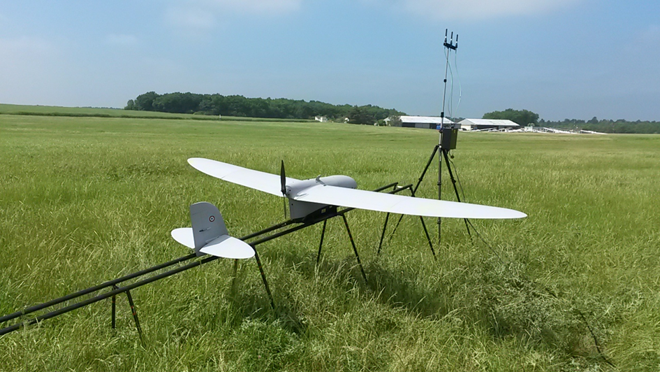 Drone SMDR sur sa rampe de lancement avec le mât radio